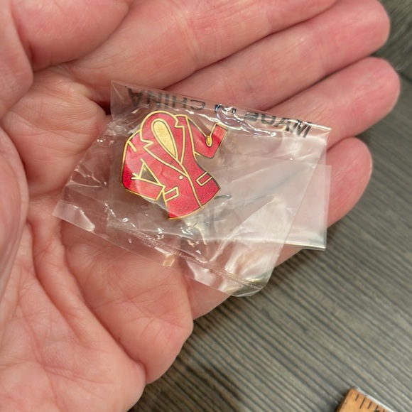 Mary Kay Red Jacket Pin Brooch Sales Award New - Picture 8 of 10